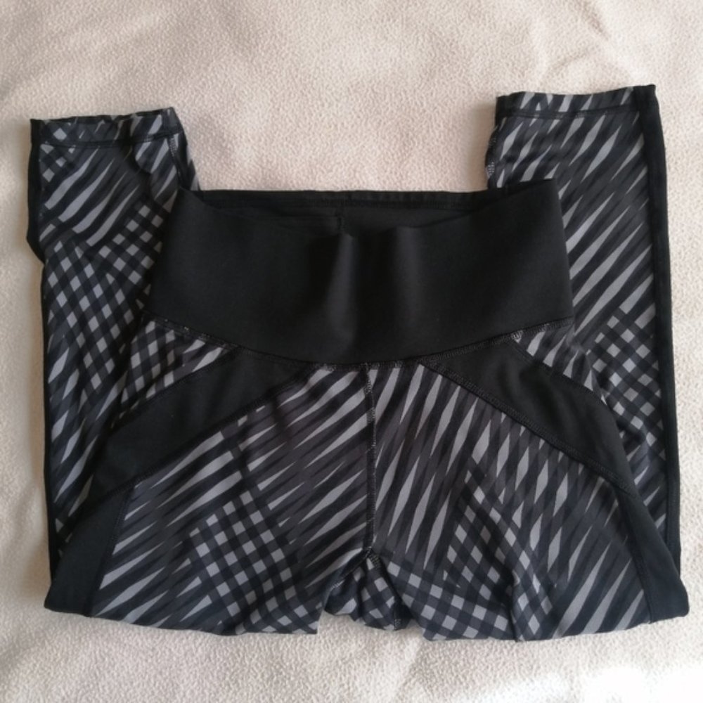 Adidas Gray & Black Printed High Rise Crop Capris Leggings